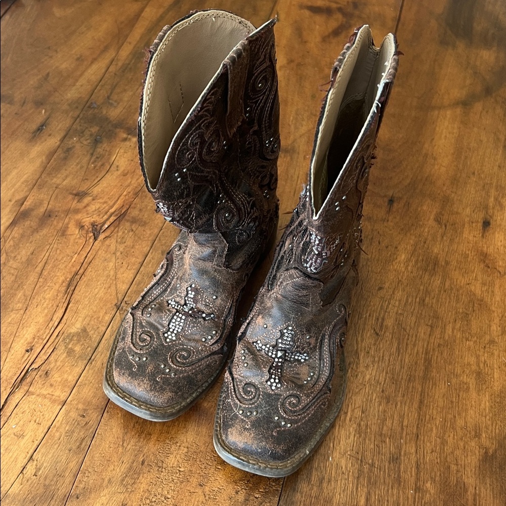 Roper Brown Western Cowboy Boots with Embellished Cross